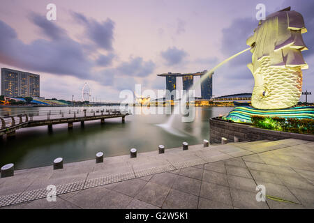 Der Merlion-Brunnen an der Marina Bay in Singapur. Stockfoto