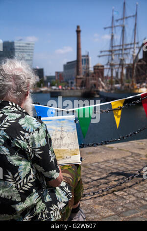 Captain David Hawker, (Nektar Anzeige Ruhm), Kunstmalerin Schiffe in Dockland, auf den Fluss Mersey Aquarell Künstler Aufnahme der Szene am Canning Dock anlässlich des internationalen River Festival statt.  Großsegler wurden zur öffentlichen Einsicht eine bedeutende touristische Attraktion am Flussufer Standort in Merseyside festgemacht. Stockfoto