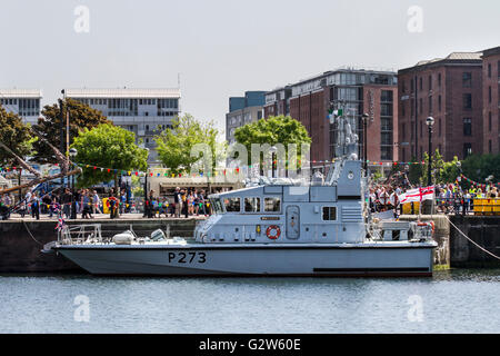 P273 Royal Navy-Cutter oder Patrouillenboot  Crowds, Touristen, Ausflügler, Besucher und Touristen, besuchen die Großsegler-Veranstaltung im Dockland bei den internationalen Mersey River Festival 2016, Stockfoto