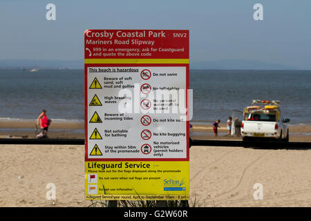 Nein, alles in Crosby Beach, Merseyside, England.  Sicherheitshinweis schränkt praktisch alle Aktivitäten mit Warnzeichen für die Gefährlichkeit der Ufer, Gezeiten und Mündung entlang der irischen See. Stockfoto