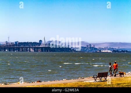 Wanderer haben einen schönen Blick auf die Skyline von San Francisco aus der Marina Park Weg in Emeryville, Kalifornien bei der Powell Street. Stockfoto