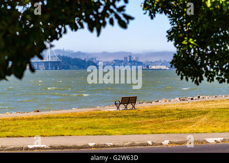 Wanderer haben einen schönen Blick auf die Skyline von San Francisco aus der Marina Park Weg in Emeryville, Kalifornien bei der Powell Street. Stockfoto