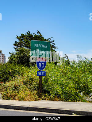 Eine Autobahn Ortseingangsschild für Interstate 80 in Emeryville, Kalifornien. Stockfoto