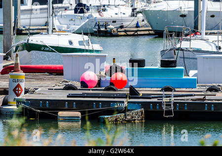 Bojen und andere Flotation Hilfen auf einem Dock in Emeryville California Marina Stockfoto