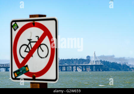 Kein Radfahren Zeichen entlang der Powell Street in Emeryville, Kalifornien mit Yerba Buena Island und San Francisco Skyline im Hintergrund Stockfoto