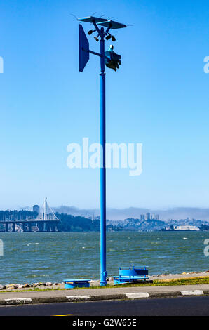 Eine Wetterfahne an der Powell Street in Emeryville, Kalifornien über die Bucht von San Francisco Stockfoto