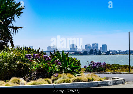 Die Innenstadt von Oakland Kalifornien Skyline von Powell Street in Emeryville. Stockfoto