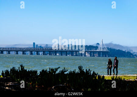 Die Bay Bridge und Yerba Buena Island von Powell Street in Emeryville. Stockfoto