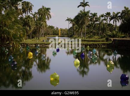 Tropischen Gartenteich im Musée Fairchild Tropical Botanical Garden in Coral Gables, Florida. Stockfoto