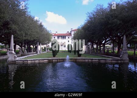 Haupthaus und formale Gärten im historischen Vizcaya Museum an der Biscayne Bay im Bereich Coconut Grove von Miami, Florida. Stockfoto