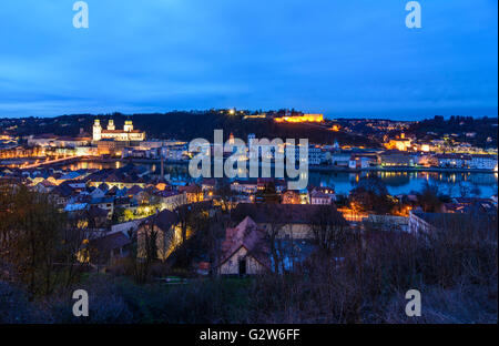 Blick von der Wallfahrtskirche Mariahilf an der alten Stadt Passau mit Dom St. Stephan mit dem Inn im Vordergrund ein Stockfoto