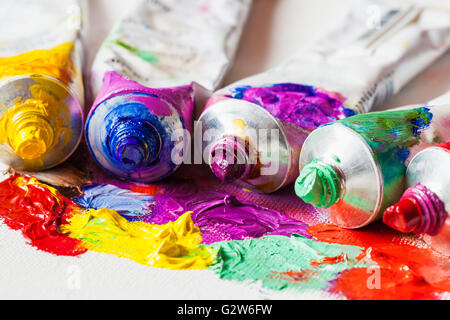 Tuben Ölfarbe Closeup auf Künstler-Palette mit Farben Stockfoto