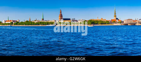 Panorama am Ufer des Flusses Daugava: Rigaer Schloss, Dom zu Riga, St. Peters Kirche. Lettland. Stockfoto