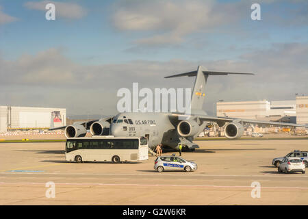 Flughafen Frankfurt: US-Luftwaffe Boeing C - 17A Globemaster III, strategische Transportflugzeug auf dem Vorfeld, Deutschland, Hessen, Hessen, Frank Stockfoto