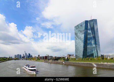 Europäische Zentralbank (EZB) und der Fluss Main mit Blick auf das Stadtzentrum und die Bank erhebt sich dort, Deutschland, Hessen, Hessen, Stockfoto