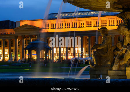 Schlossplatz mit Brunnen und Königsbau, Deutschland, Baden-Württemberg Region Stuttgart, Stuttgart Stockfoto