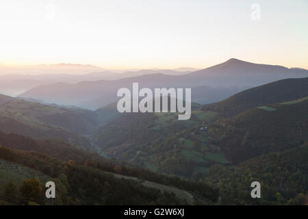 O Cebreiro, Spanien: Sonnenaufgang über der Serra Dos Ancares. Süd-Ost in Richtung Dorf La Faba blickt. Stockfoto