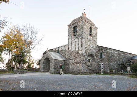 O Cebreiro, Spanien: Romanische Kirche Santa María la Real. Stockfoto