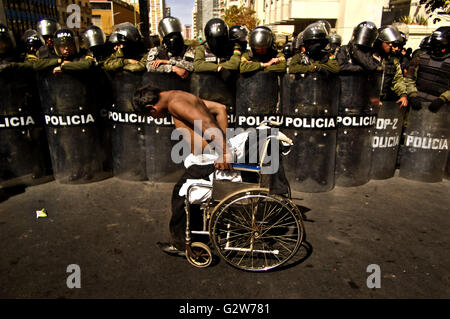 La Paz, Bolivien. 2. Juni 2016. Ein behinderter Mann steigt aus seiner Wheelchiar, während einer Protestaktion anspruchsvolle monatliche Regierung Gesundheitsvorteile zu kriechen. Nach einem Monat der Protest wurden keine Pläne setzen auf den Armen zu helfen und deaktiviert. Bildnachweis: Christian Lombardi/ZUMA Draht/Alamy Live-Nachrichten Stockfoto