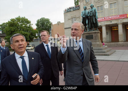 Weimar, Deutschland. 2. Juni 2016. Rustam Minnikhanov (L-R), Präsident von Tatarstan, Bodo Ramelow, Premier des deutschen Staates Thüringen, und Hellmut Seemann, Präsident der Klassik Stiftung, zu Fuß über den Theaterplatz vor der Goethe· Schiller-Denkmal in Weimar, Deutschland, 2. Juni 2016. Foto: CANDY WELZ/Dpa/Alamy Live News Stockfoto