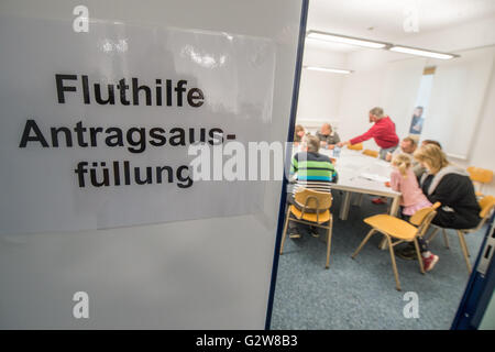 Pfarrkirchen, Deutschland. 3. Juni 2016. Ein Zeichen, das liest "Fluthilfe Antragsausfuellung' (lit. Flood Relief Formulare ausfüllen) an das Bezirksamt in Pfarrkirchen, Deutschland, 3. Juni 2016. Foto: ARMIN WEIGEL/Dpa/Alamy Live-Nachrichten Stockfoto