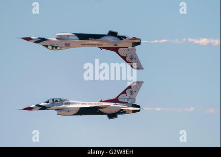 US Air Force Thunderbirds f-16 Fighting Falcon Fighter Piloten Captain Nicholas Eberling, Thunderbird 5, und Generalmajor Alex Turner, Thunderbird 6, durchführen der Calypso während der Luke Air Force Base Air Show 2. April 2016 in der Nähe von Glendale, Arizona. Kurz nach der Durchführung einer Überführung in die US Air Force Academy-Abschlussfeier am 2. Juni 2016 Turners Flugzeug ging in ein Feld. Turner ging nach dem sicher auswerfen. Bildnachweis: Planetpix/Alamy Live-Nachrichten Stockfoto