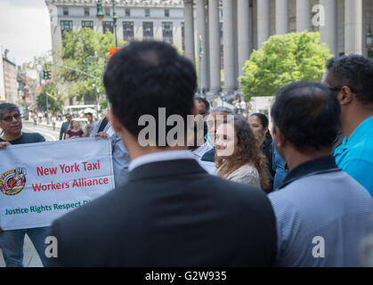 New York, NY, USA. 2. Juni 2016. BHAIRAVI DESAI, Präsident der National Taxi Arbeiter Alliance, Recht, spricht als Uber Treiber und ihre Anhänger halten eine Pressekonferenz, die Einreichung einer Sammelklage in Manhattan Federal District Court, argumentieren, dass Treiber Mitarbeiter, nicht selbständige Unternehmer und anklagenden Uber Lohn Diebstahl, Donnerstag, 2. Juni 2016 sein sollte zu diskutieren. Bildnachweis: Bryan Smith/ZUMA Draht/Alamy Live-Nachrichten Stockfoto