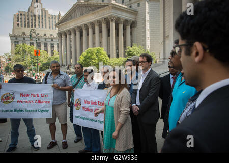 New York, NY, USA. 2. Juni 2016. BHAIRAVI DESAI, Präsident der National Taxi Arbeiter Alliance, zentrieren, spricht Uber Treiber und ihre Anhänger halten eine Pressekonferenz, die Einreichung einer Sammelklage in Manhattan Federal District Court zu diskutieren, argumentieren, dass Treiber Mitarbeiter, nicht selbständige Unternehmer und anklagenden Uber Lohn Diebstahl, Donnerstag, 2. Juni 2016 sein sollte. Bildnachweis: Bryan Smith/ZUMA Draht/Alamy Live-Nachrichten Stockfoto