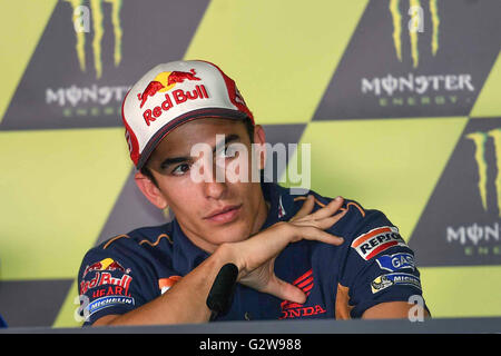 Repsol Honda Team Spanier, dass Marc Marquez während der Pressekonferenz auf der Catalunya Rennstrecke am Vorabend der Catalunya Moto GP Grand Prix Trainingseinheiten Gesten. (Foto: Marco Iorio / Pacific Press) Stockfoto