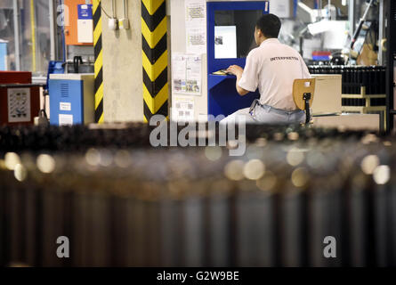 Pardubice, Tschechische Republik. 30. Mai 2016. Die KYB Manufacturing Czech Produktionshalle im Industriegebiet in Pardubice, Ost-Böhmen, Tschechische Republik, 30. Mai 2016. © Josef Vostarek/CTK Foto/Alamy Live-Nachrichten Stockfoto