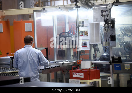 Pardubice, Tschechische Republik. 30. Mai 2016. Die KYB Manufacturing Czech Produktionshalle im Industriegebiet in Pardubice, Ost-Böhmen, Tschechische Republik, 30. Mai 2016. © Josef Vostarek/CTK Foto/Alamy Live-Nachrichten Stockfoto