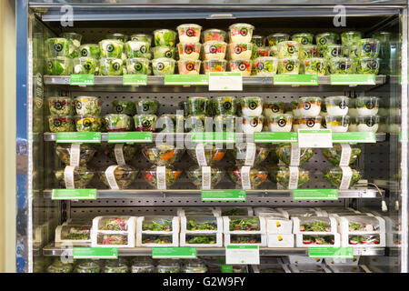 London, UK. 3. Juni 2016. Regale sind bei Veggie Pret in der Broadwick Street, Soho, komplett ausgestattet, nach dem am Tag der Eröffnung ausverkauft. Veggie Pret ist ein Concept-Store von Pret A Manger Verkauf von vegetarischen und veganen Lebensmitteln im Laufe des Monats Juni 2016. Bildnachweis: Lebendige Bilder/Alamy Live-Nachrichten Stockfoto