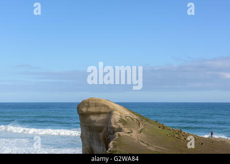 Dunedin, Neuseeland. 4. November 2015. Dunedin, New Zealand - 4. November 2015 - Spaziergänge ein Tourist auf den Klippen von Tunnel Beach am 4. November 2015 in Dunedin, Neuseeland. © Dpa/Alamy Live-Nachrichten Stockfoto