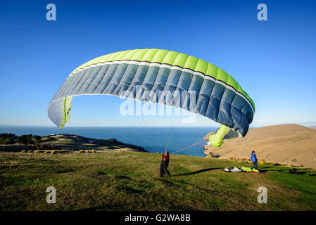 Christchurch, Neuseeland. 24. April 2016. Christchurch, New Zealand - 24. April 2016 - A Gleitschirm macht sich bereit zum abheben über die Port Hills am 24. April 2016 in Christchurch, Neuseeland. © Dpa/Alamy Live-Nachrichten Stockfoto