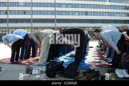 Berlin, Deutschland. 3. Juni 2016. Muslime beten vor der technischen Universitaet in Berlin, Deutschland, 3. Juni 2016. Die Universität geschlossen die betenden Zimmer im März. Als Protest versammelten sich religiösen Studenten für das Freitagsgebet vor dem Hauptgebäude. Foto: BRITTA PEDERSEN/Dpa/Alamy Live News Stockfoto