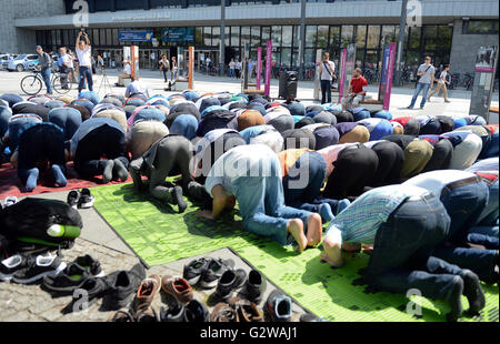 Berlin, Deutschland. 3. Juni 2016. Muslime beten vor der technischen Universitaet in Berlin, Deutschland, 3. Juni 2016. Die Universität geschlossen die betenden Zimmer im März. Als Protest versammelten sich religiösen Studenten für das Freitagsgebet vor dem Hauptgebäude. Foto: BRITTA PEDERSEN/Dpa/Alamy Live News Stockfoto