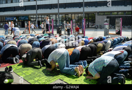 Berlin, Deutschland. 3. Juni 2016. Muslime beten vor der technischen Universitaet in Berlin, Deutschland, 3. Juni 2016. Die Universität geschlossen die betenden Zimmer im März. Als Protest versammelten sich religiösen Studenten für das Freitagsgebet vor dem Hauptgebäude. Foto: BRITTA PEDERSEN/Dpa/Alamy Live News Stockfoto