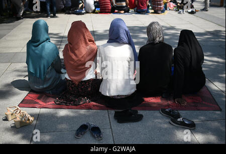 Berlin, Deutschland. 3. Juni 2016. Muslime beten vor der technischen Universitaet in Berlin, Deutschland, 3. Juni 2016. Die Universität geschlossen die betenden Zimmer im März. Als Protest versammelten sich religiösen Studenten für das Freitagsgebet vor dem Hauptgebäude. Foto: BRITTA PEDERSEN/Dpa/Alamy Live News Stockfoto