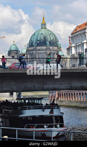 Berlin, Deutschland. 3. Juni 2016. Ein Ausflugsschiff, unterhalb der Brücke in der Nähe von Muehlendamm Sperre warten, während Fußgänger in Berlin, Deutschland, 3. Juni 2016 übergeben. Foto: PAUL ZINKEN/Dpa/Alamy Live News Stockfoto