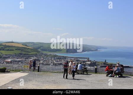 Aberystwyth Ceredigion Wales UK Wetter 3. Juni 2016 noch einen warmen und sonnigen Tag an der walisischen Küste, wo die Touristen eine Tasse Tee und die spektakuläre Aussicht über die alten viktorianischen Eisenbahn auf Verfassung Hügel Credit genießen: mike Davies/Alamy Live News Stockfoto