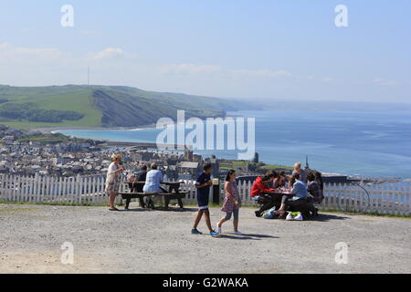 Aberystwyth Ceredigion Wales UK Wetter 3. Juni 2016 noch einen warmen und sonnigen Tag an der walisischen Küste, wo die Touristen eine Tasse Tee und die spektakuläre Aussicht über die alten viktorianischen Eisenbahn auf Verfassung Hügel Credit genießen: mike Davies/Alamy Live News Stockfoto