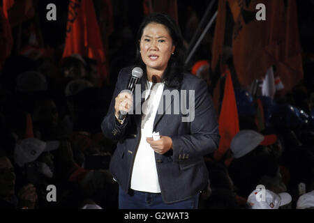 Lima, Peru. 2. Juni 2016. Peruanischen Präsidenten hoffnungsvollen Keiko Fujimori der Mitte-rechts beliebte Kraft (FP) Partei befasst sich mit eine Kampagne für die zweite Runde der Wahlen in Peru, im Stadtteil Villa El Salvador, Provinz Lima, Peru, auf 2. Juni 2016 schließen. Bildnachweis: Luis Camacho/Xinhua/Alamy Live-Nachrichten Stockfoto