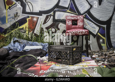 Los Angeles, Kalifornien, USA. 13. März 2016. Ein Campingplatz liegt entlang des Flusses LA verlassene in dieser Gasse Graffiti bedeckt. © Fred Hoerr/ZUMA Draht/Alamy Live-Nachrichten Stockfoto