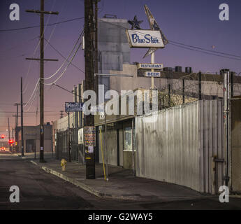 Los Angeles, Kalifornien, USA. 13. Februar 2016. Die Blue Star Restaurant befindet sich am 15. und Mateo, in einem Gebiet von Schrott und recycling Unternehmen bevölkert. © Fred Hoerr/ZUMA Draht/Alamy Live-Nachrichten Stockfoto