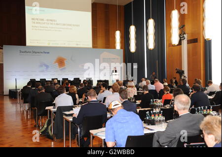 Berlin, Deutschland. 2. Juni 2016. Babara Hendricks, Bundesumweltminister von der Bundesrepublik Deutschland, spricht auf der Energy Security Summit 2016 in Berlin, Deutschland, 2. Juni 2016. © Yan Feng/Xinhua/Alamy Live-Nachrichten Stockfoto