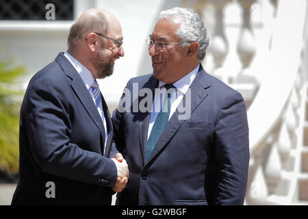 Lissabon, Portugal, 3. Juni 2016. Präsident des Europäischen Parlaments Martin Schulz schüttelt Hände mit Portugals Ministerpräsident Antonio Costa im Sao Bento Palace. Bildnachweis: Helena Poncini/Alamy Live-Nachrichten. Stockfoto