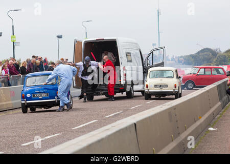 Bournemouth, Dorset UK, 3. Juni 2016. Der erste Tag der Bournemouth Räder Festival. Die italienischen Job erfolgt in Bournemouth wie Paul Swift Stuntman und Freunde führen Sie die gewagte Raub in ihren roten, blauen und weißen Minis. Credit: Carolyn Jenkins/Alamy leben Nachrichten Stockfoto