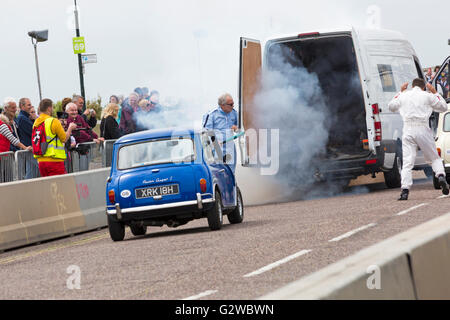 Bournemouth, Dorset UK, 3. Juni 2016. Der erste Tag der Bournemouth Räder Festival. Die italienischen Job erfolgt in Bournemouth wie Paul Swift Stuntman und Freunde führen Sie die gewagte Raub in ihren roten, blauen und weißen Minis. Credit: Carolyn Jenkins/Alamy leben Nachrichten Stockfoto