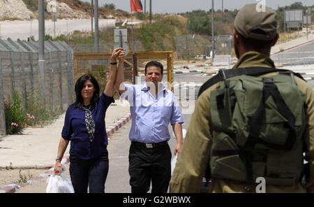 Tulkarem, West Bank. 3. Juni 2016.  Prominente palästinensische Gesetzgeber Khalida Jarrar geht, blinkt die Zeichen für den Sieg und an der Hand des Leiters der Israels arabische parlamentarischen Blocks Ayman Odeh, wie geht sie durch Jubara Checkpoint in der Nähe der nördlichen Westjordanland Stadt Tulkarem, verbieten nach ihrer Entlassung aus einem israelischen Gefängnis nach einer 15-monatigen Haftstrafe für Angriffe gegen Israelis zu fördern und eine Reise zu verletzen. Bildnachweis: Bilder Nedal Eshtayah/APA/ZUMA Draht/Alamy Live News Stockfoto