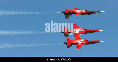 Schönefeld, Deutschland. 3. Juni 2016. Die Schweizer Kunstflug-Staffel Düsen "Patrouille Suisse" mit ihrer Northrop F-5E Tiger II in Aktion während der erste Tag der offenen Tür am International Aerospace Exhibition (ILA) in Schönefeld, Deutschland, 3. Juni 2016. Die Air Show auf dem südlichen Teil des Flughafens Schönefeld ist geöffnet vom 1. Juni bis 4. Juni 2016. Foto: WOLFGANG KUMM/Dpa/Alamy Live News Stockfoto